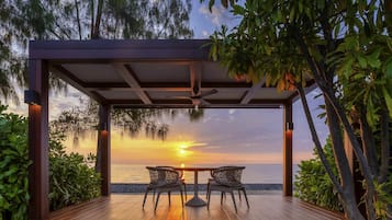 Villa, 2 Bedrooms, Beachfront, Private Pool | 고급 침구, 무료 미니바 품목, 객실 내 금고, 책상