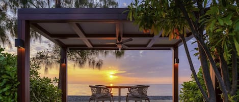 Villa, 2 Bedrooms, Beachfront, Private Pool | Ropa de cama de alta calidad y artículos del minibar gratis