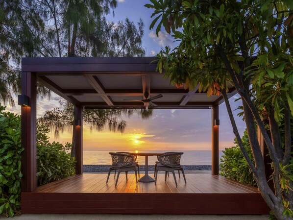 Villa, 2 Bedrooms, Beachfront, Private Pool | 高档床上用品、免费迷你吧物品、客房内保险箱、办公桌