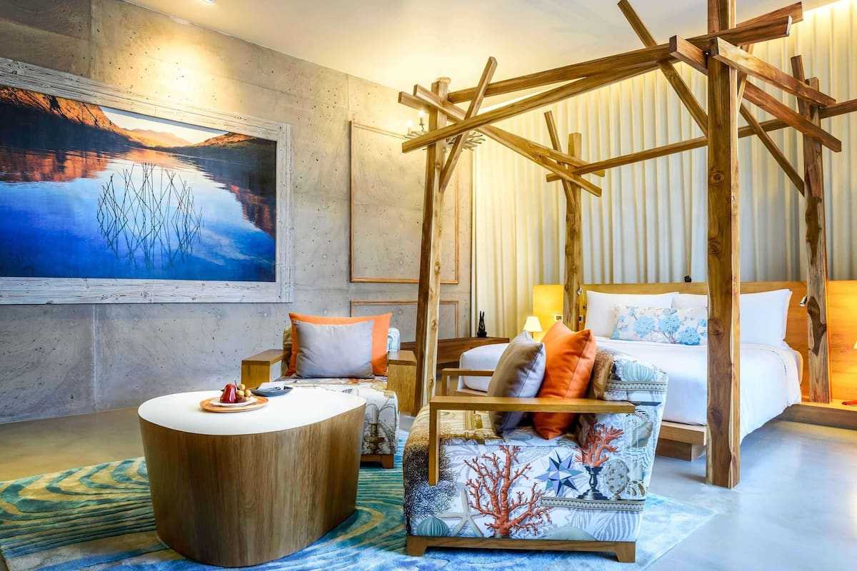 Seprai premium, isi minibar gratis, brankas, dan meja kerja