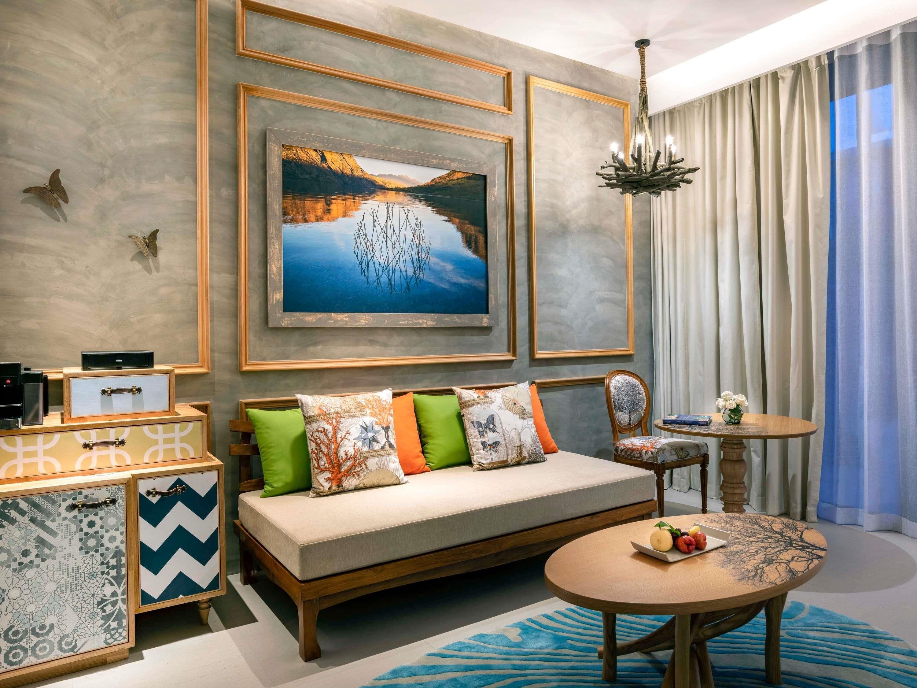 고급 침구, 무료 미니바 품목, 객실 내 금고, 책상