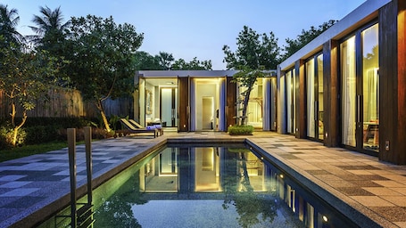 Premium bedding, free minibar items, in-room safe, desk