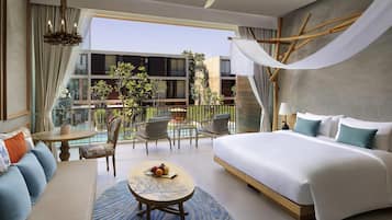 高級寢具、迷你吧贈品、房內夾萬、書桌