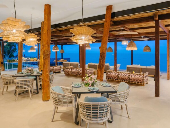 2 restaurants servant le petit déjeuner, spécialités Cuisine thaï