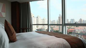 Deluxe Suite, 1 King Bed, Non Smoking | In-room safe, soundproofing, free WiFi, bed sheets