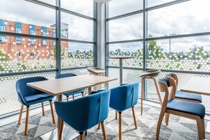 供应早餐、午餐和晚餐