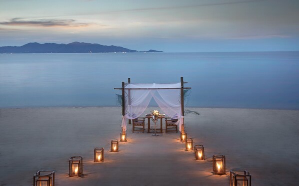 3 restaurants, breakfast, lunch, dinner served; Thai cuisine