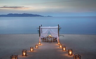 3 間餐廳；供應早餐、午餐、晚餐；泰國菜