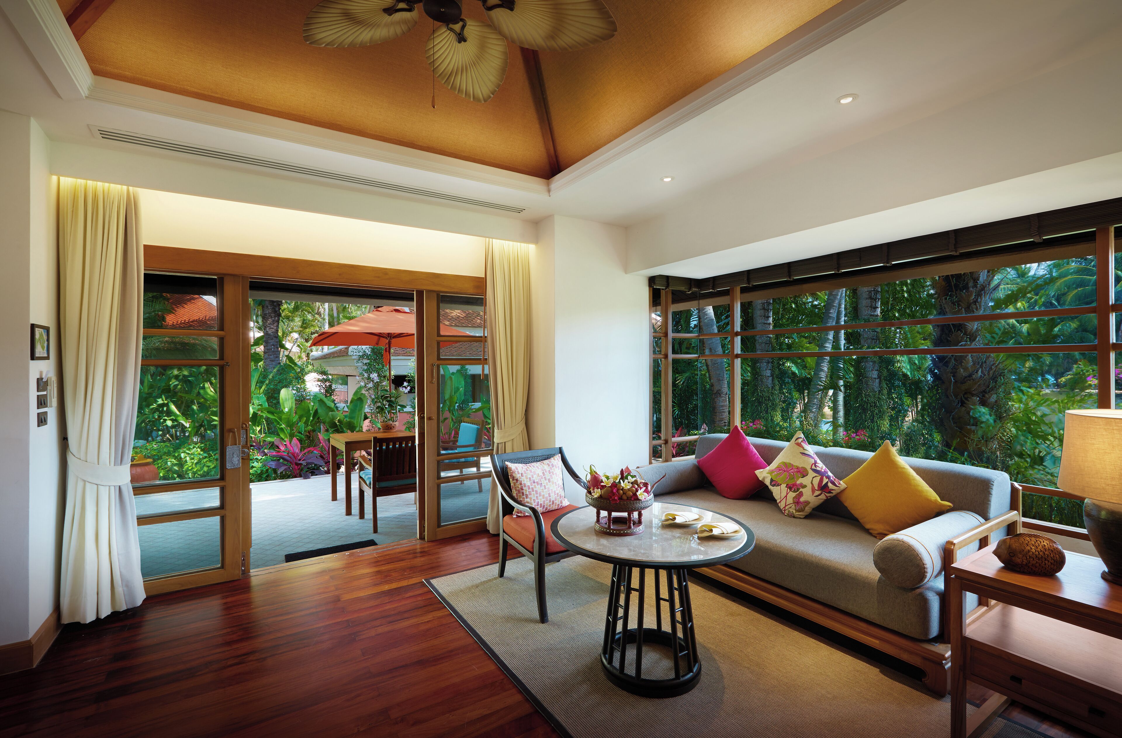 Ropa de cama de alta calidad y minibar 