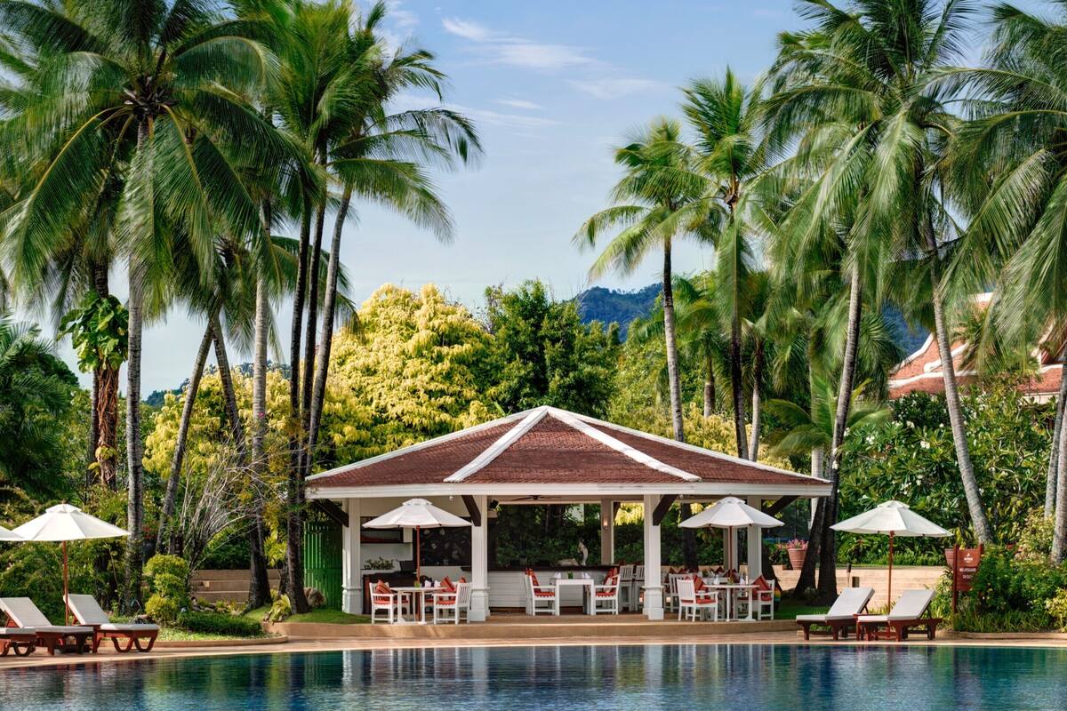 3 restaurants, breakfast, lunch, dinner served; thai cuisine