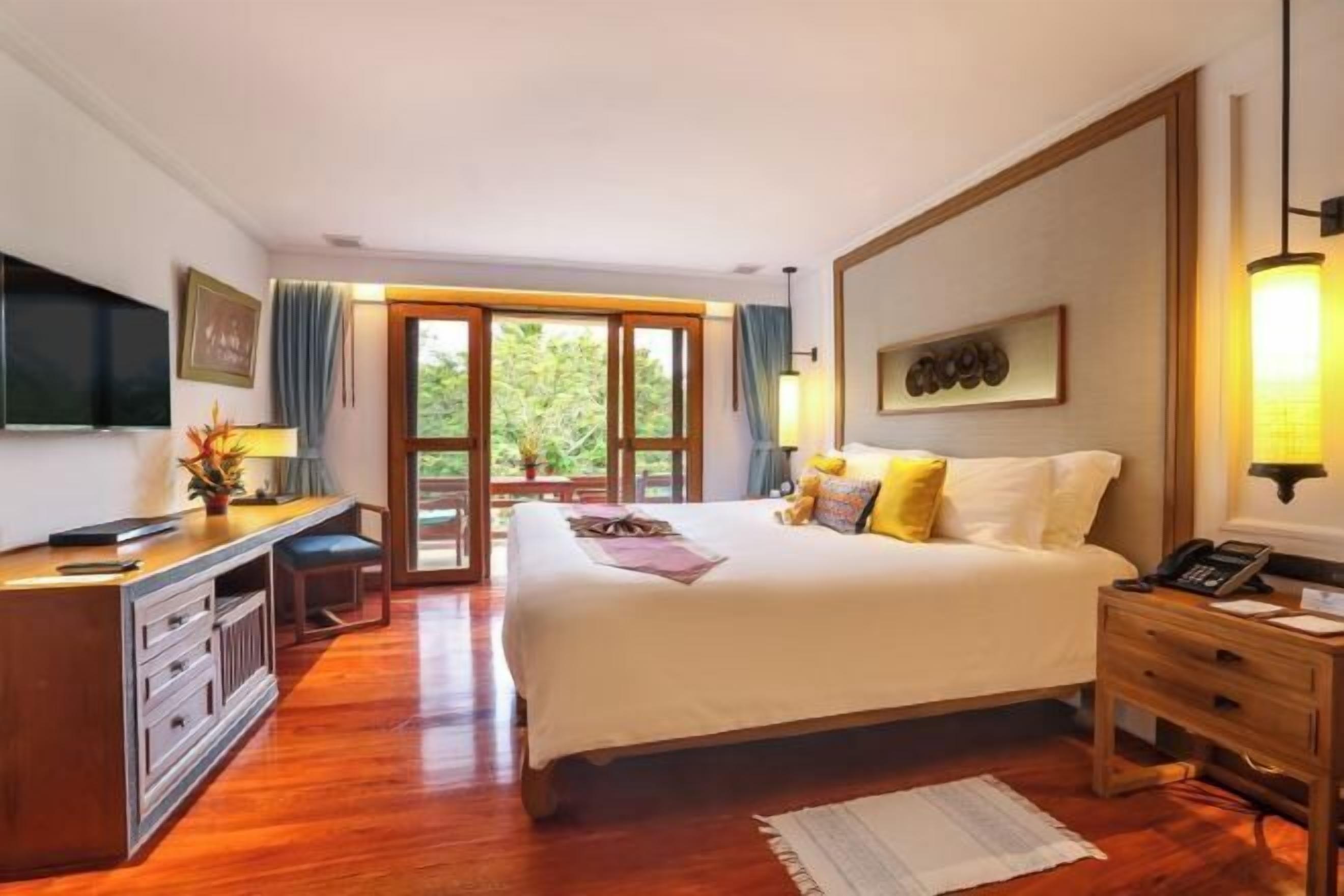 Premium bedding, minibar, in-room safe, desk