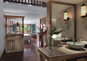 套房 (Duplex) | 高級寢具、迷你吧、客房內保險箱、書桌