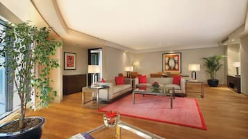 Premier Suite | Premium bedding, down comforters, minibar, in-room safe