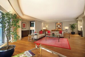 Premier Suite | Premium bedding, down comforters, minibar, in-room safe - Trident Bandra Kurla Mumbai (Mumbai)