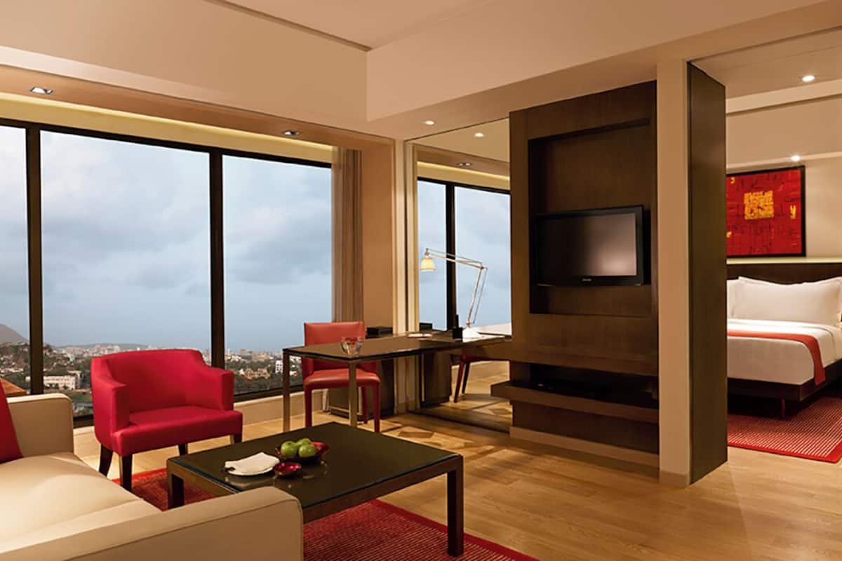 Club Suite (Trident) | Premium bedding, down duvets, minibar, in-room safe