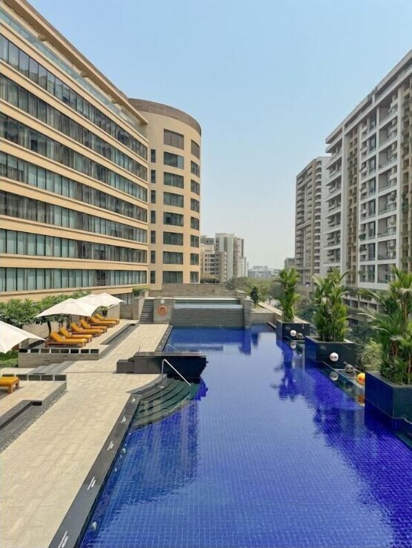 Outdoor pool, pool umbrellas, sun loungers - Trident Bandra Kurla Mumbai (Mumbai)
