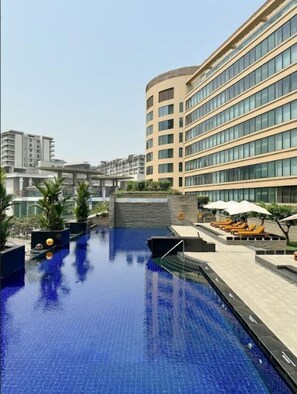 Outdoor pool, pool umbrellas, sun loungers