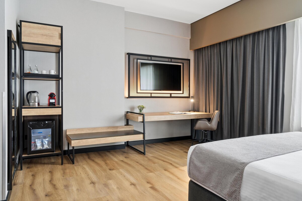 Premium bedding, pillowtop beds, minibar, in-room safe