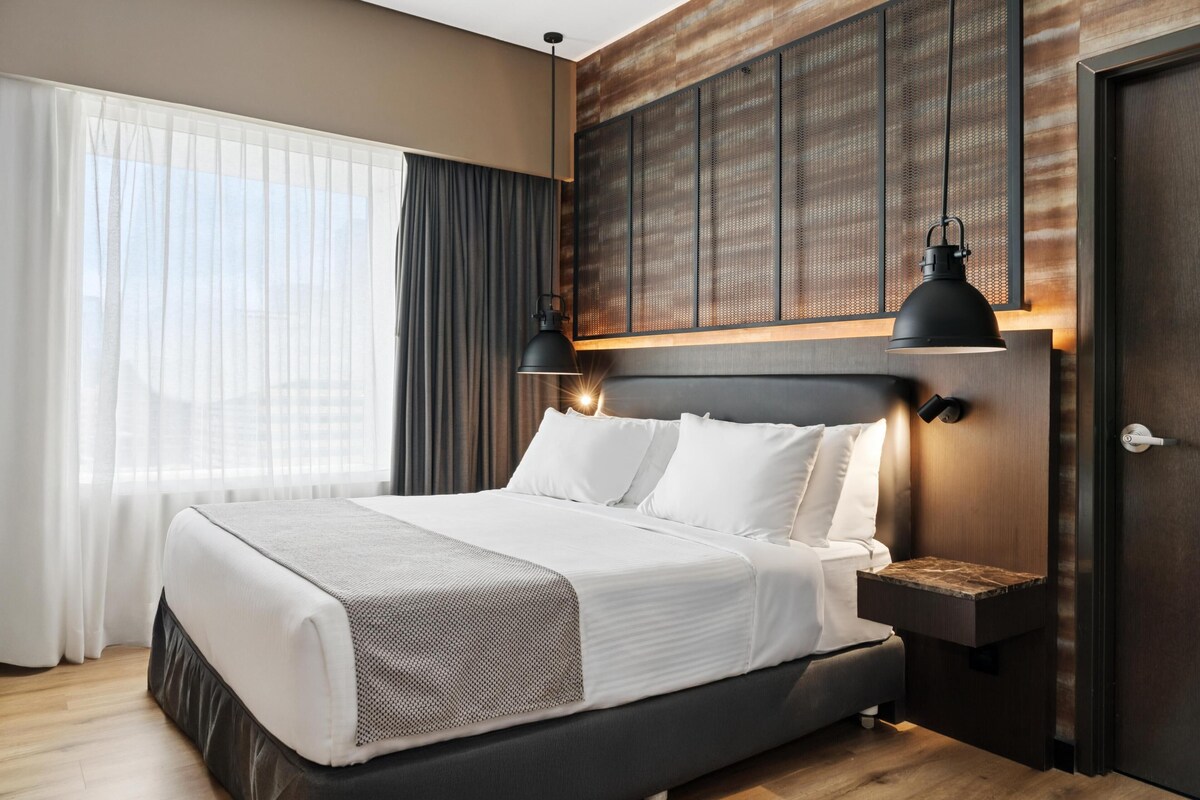 Suite | Premium bedding, pillowtop beds, minibar, in-room safe