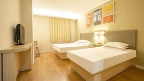 Minibar i caixa forta a l'habitació 