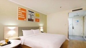 Minibar i caixa forta a l'habitació 