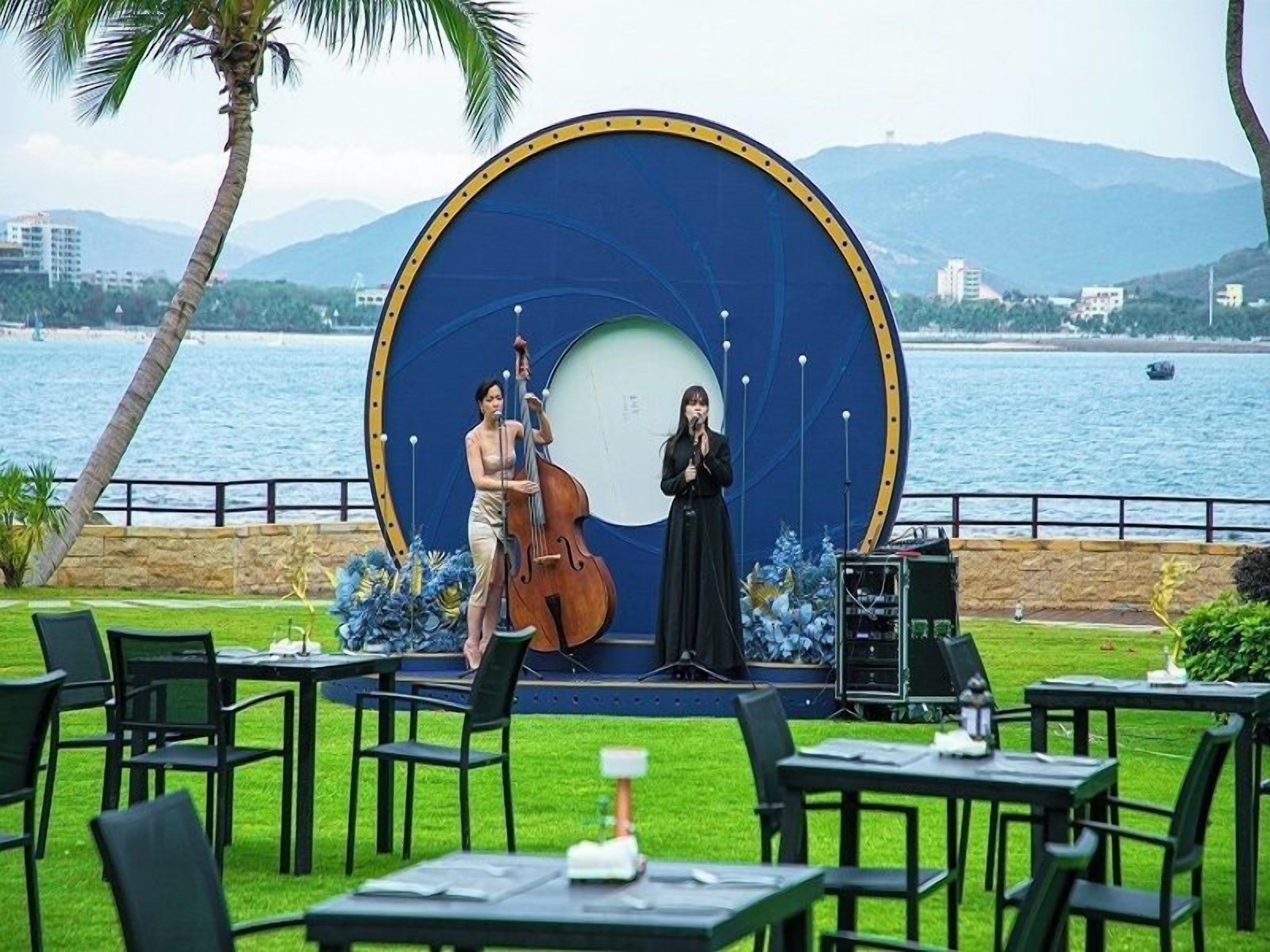 3 restaurants, breakfast, lunch, dinner served; international cuisine