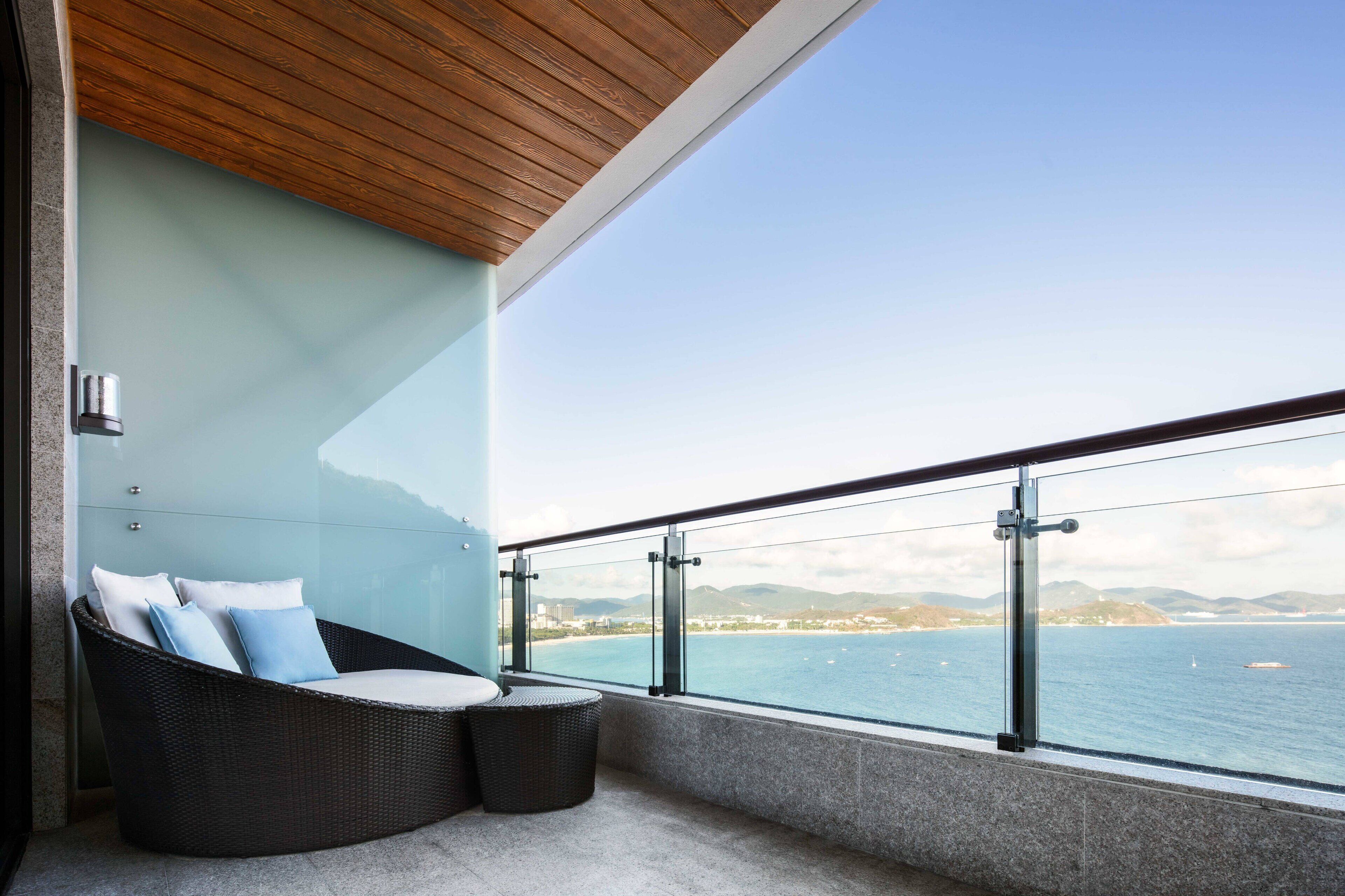 3 restaurants, breakfast, lunch, dinner served; international cuisine 