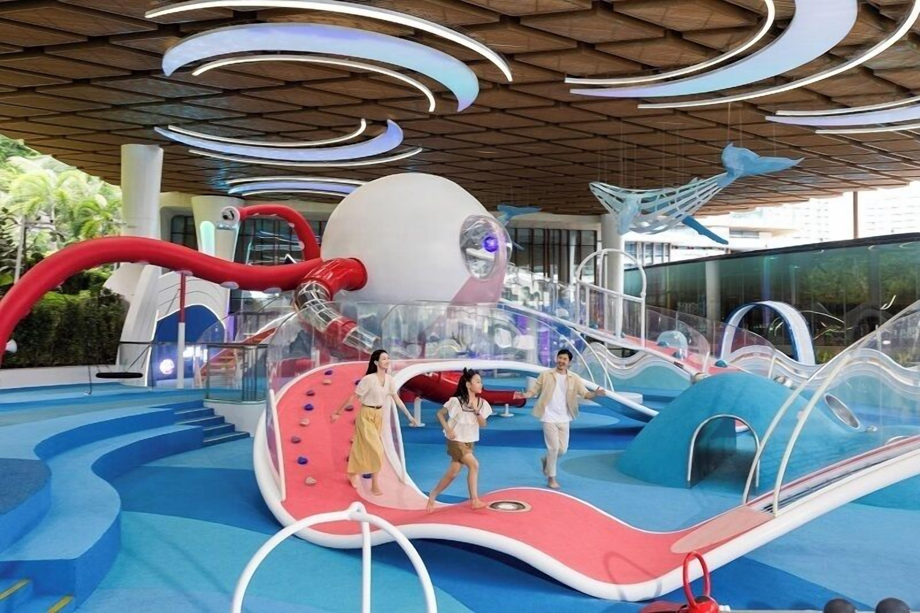 Un parc aquatique intérieur doté de toboggans et d’aires de jeux.