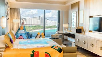 Habitación familiar, 1 cama King size, balcón, vista al océano | Área de sala de estar | Televisión LCD de 32 pulgadas con canales digitales y televisión