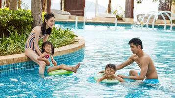 3 piscinas externas, guarda-sóis