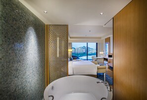 Habitación Premier, 1 cama Queen size, vista al océano | Baño | Tina y regadera independientes y regadera tipo lluvia