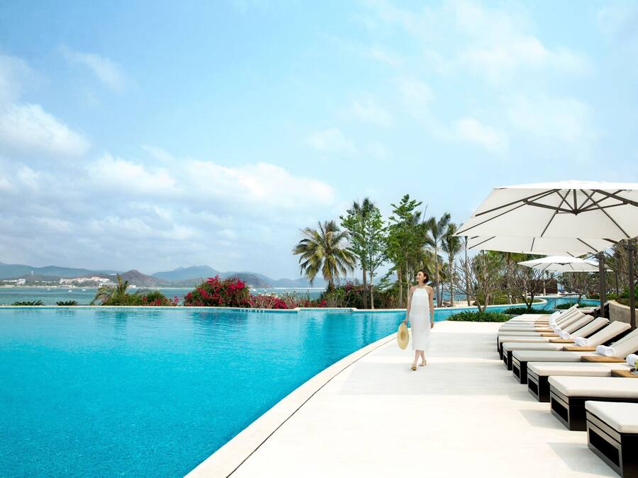 Una piscina al aire libre, sombrillas