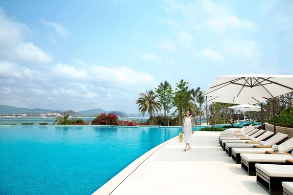 3 outdoor pools, pool umbrellas