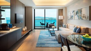 Una sala de estar moderna con un sofá, una mesa de centro y vista al mar.