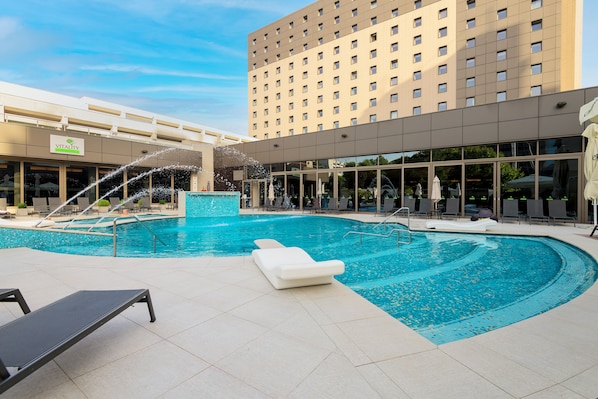 Indoor pool, seasonal outdoor pool, pool loungers