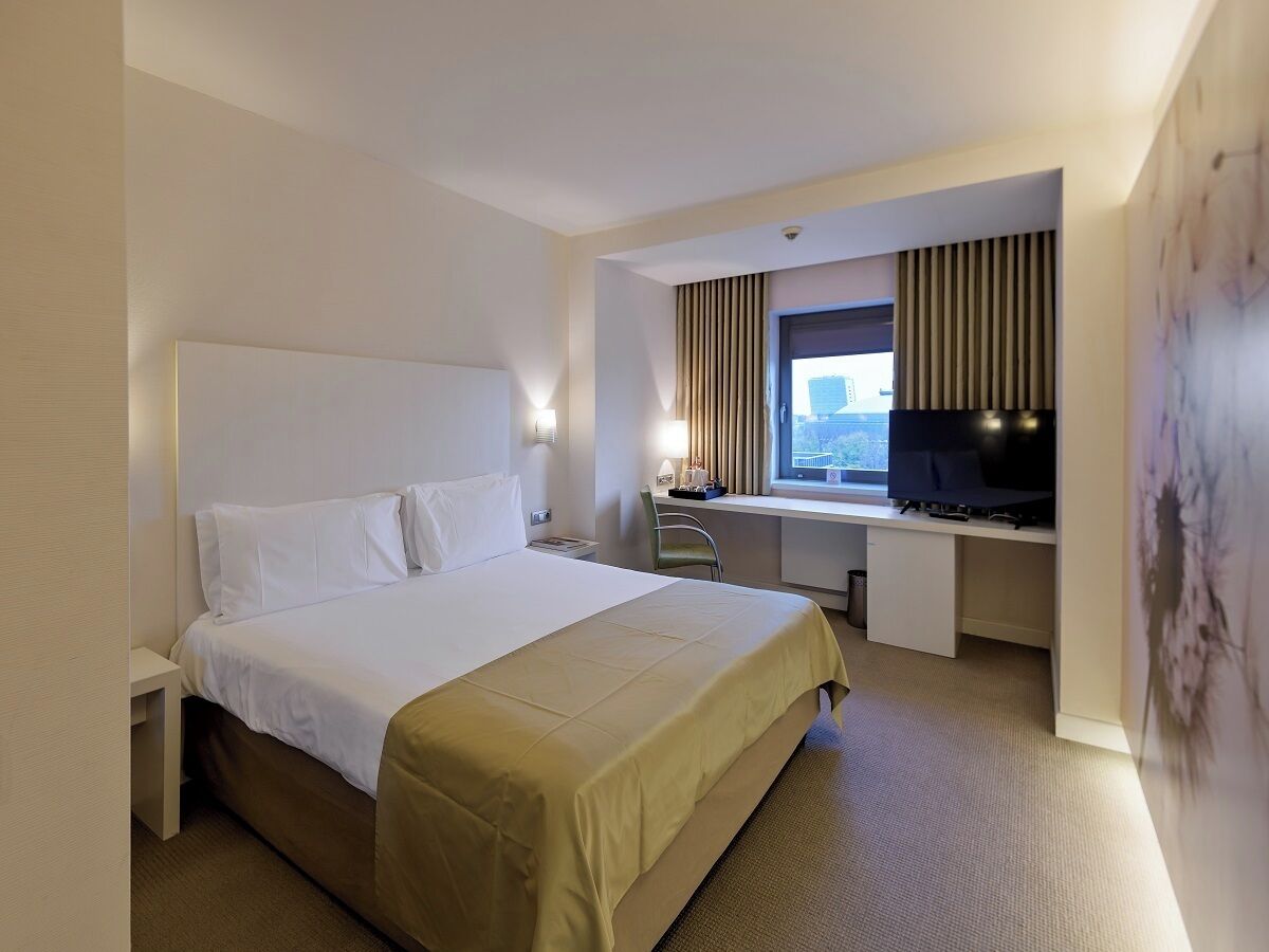 Hypo-allergenic bedding, minibar, in-room safe, desk