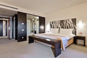 Hypo-allergenic bedding, minibar, in-room safe, desk - Ramada Plaza by Wyndham Bucharest Convention Center (Bucharest)