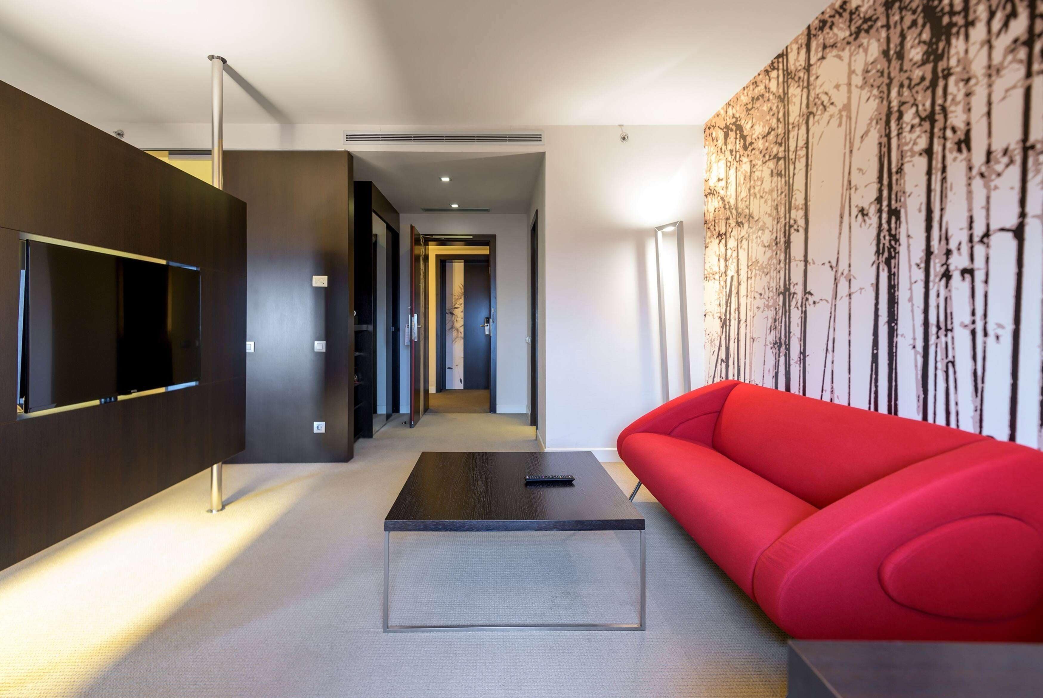 suite, 1 king bed, non smoking | hypo-allergenic bedding, minibar, in-room safe, desk