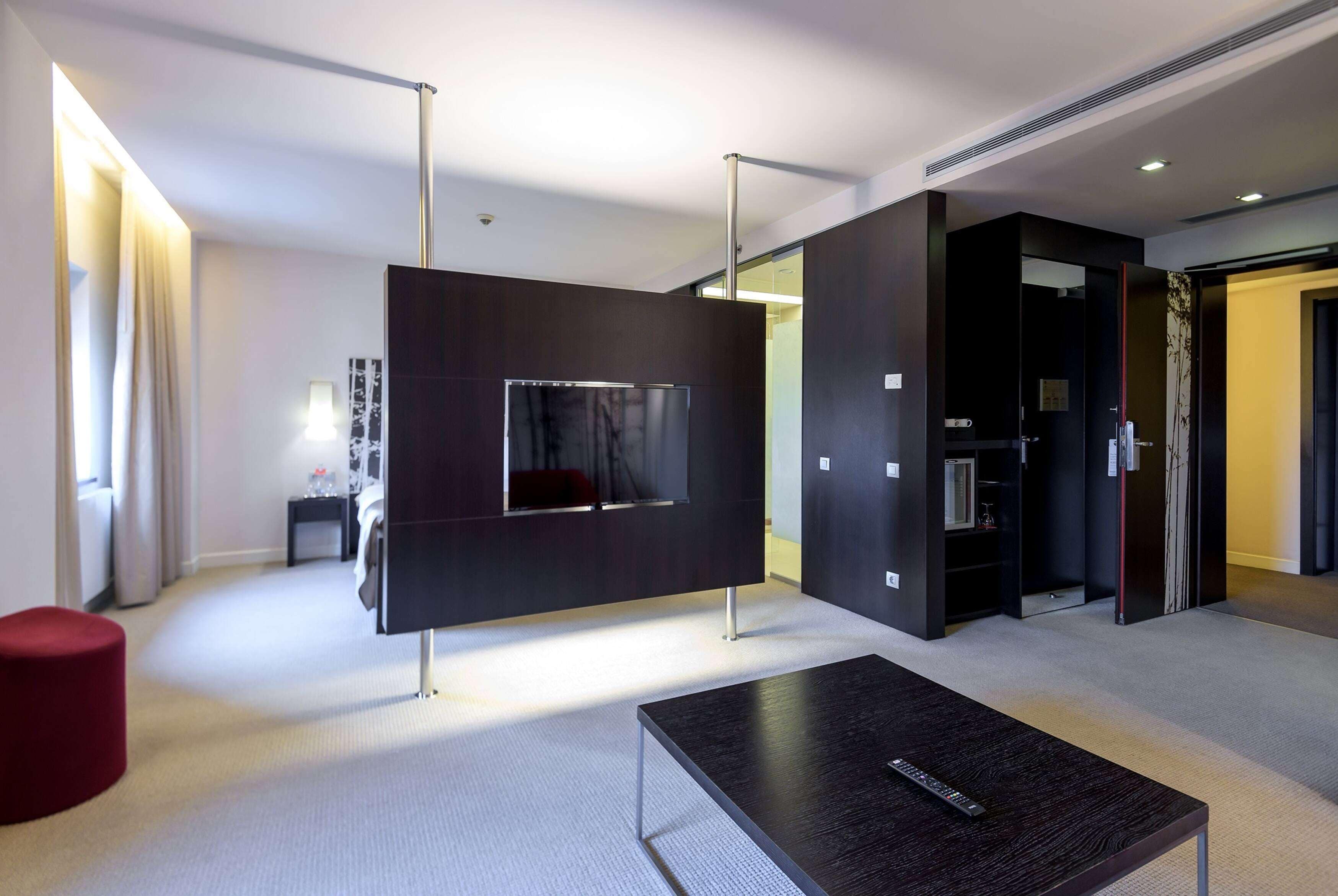 suite, 1 king bed, non smoking | hypo-allergenic bedding, minibar, in-room safe, desk