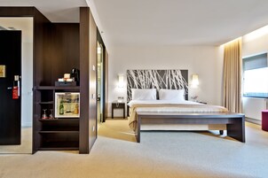 Peralatan tempat tidur hipoalergenik, bar mini, peti besi dalam bilik 