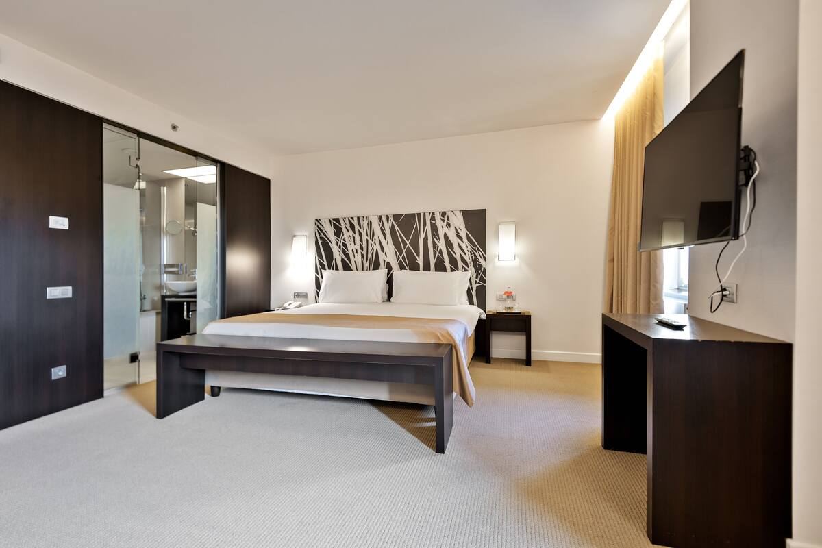 hypo-allergenic bedding, minibar, in-room safe, desk