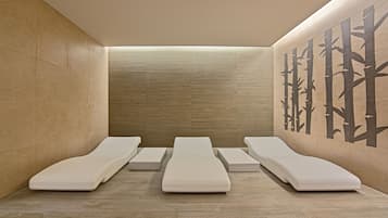 Een sauna, een stoombad, hotstone-massages, diepe bindweefselmassages