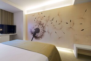 Room, 1 King Bed, Non Smoking | Hypo-allergenic bedding, minibar, in-room safe, desk