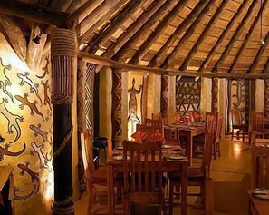 2 restaurants, breakfast, lunch, dinner served; African cuisine - Greenway Woods Resort (Mbombela)