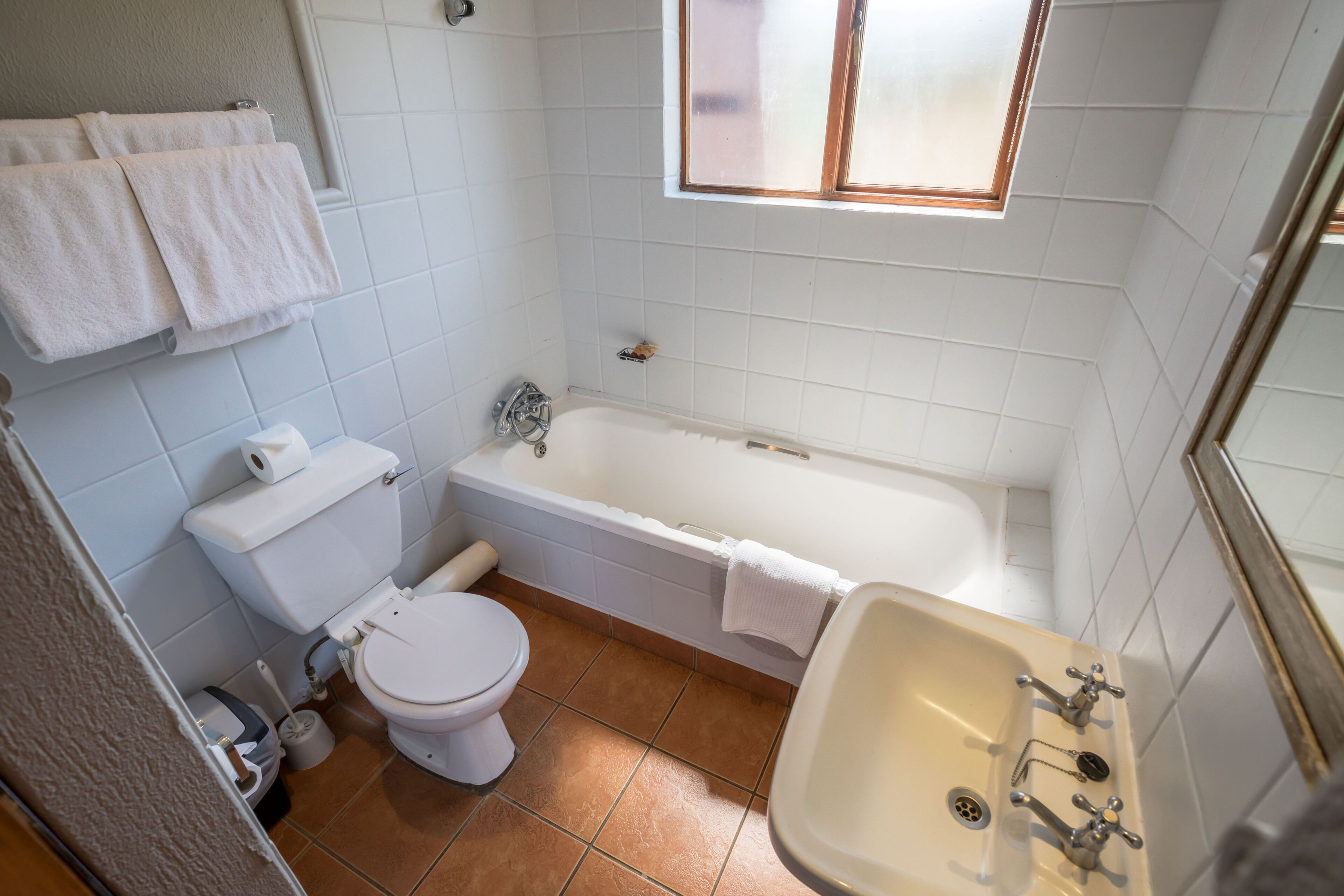 Ein Badezimmer mit Toilette, Badewanne und Waschbecken.