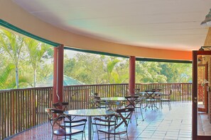 2 ristoranti, aperti a colazione, a pranzo e a cena, cucina africana