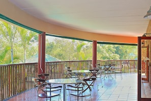2 ristoranti, aperti a colazione, a pranzo e a cena, cucina africana