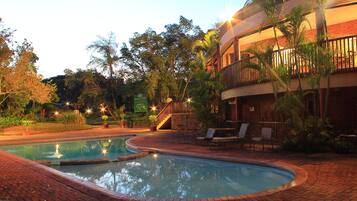 حمّام سباحة خارجي، مقاعد للتشمس