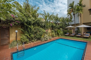 Outdoor pool, pool umbrellas, sun loungers - Sea Cliff Court (Dar es Salaam)