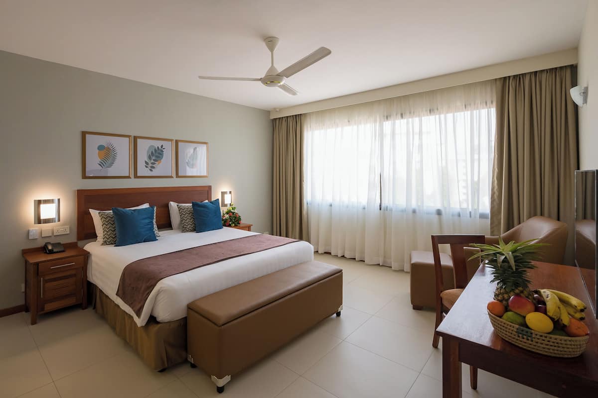 Comfort Studio, 1 King Bed, Kitchenette | In-room safe, desk, blackout curtains, soundproofing